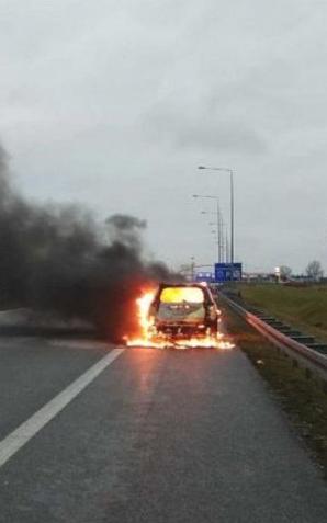 Policjanci w roli strażaków na autostradzie A-1